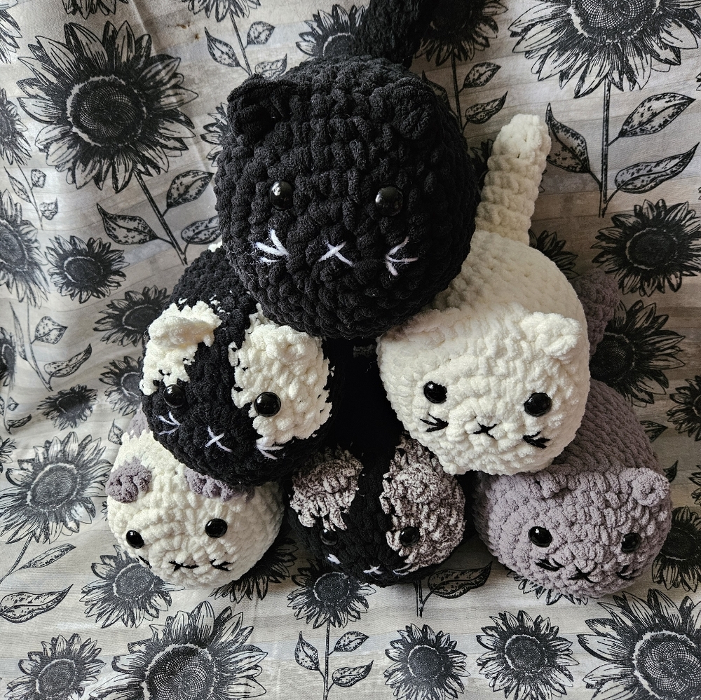 CUSTOM Crochet Chunky Loaf Cat Amigurumi - Picture 5 of 6